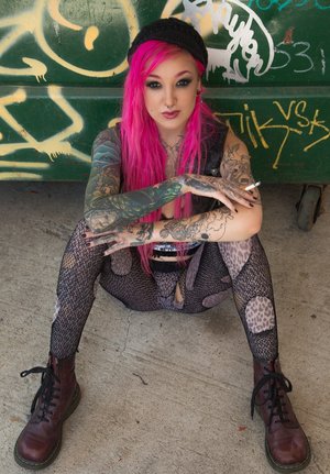 Juggy beauty in ripped pantyhose gets throat sexyed and enjoys hard twatting